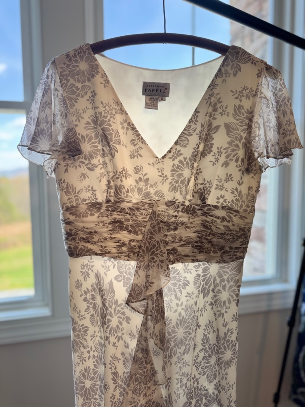 Adrianna Papell
Boho Design
Floral Design
Fully Lined
Side Zipper